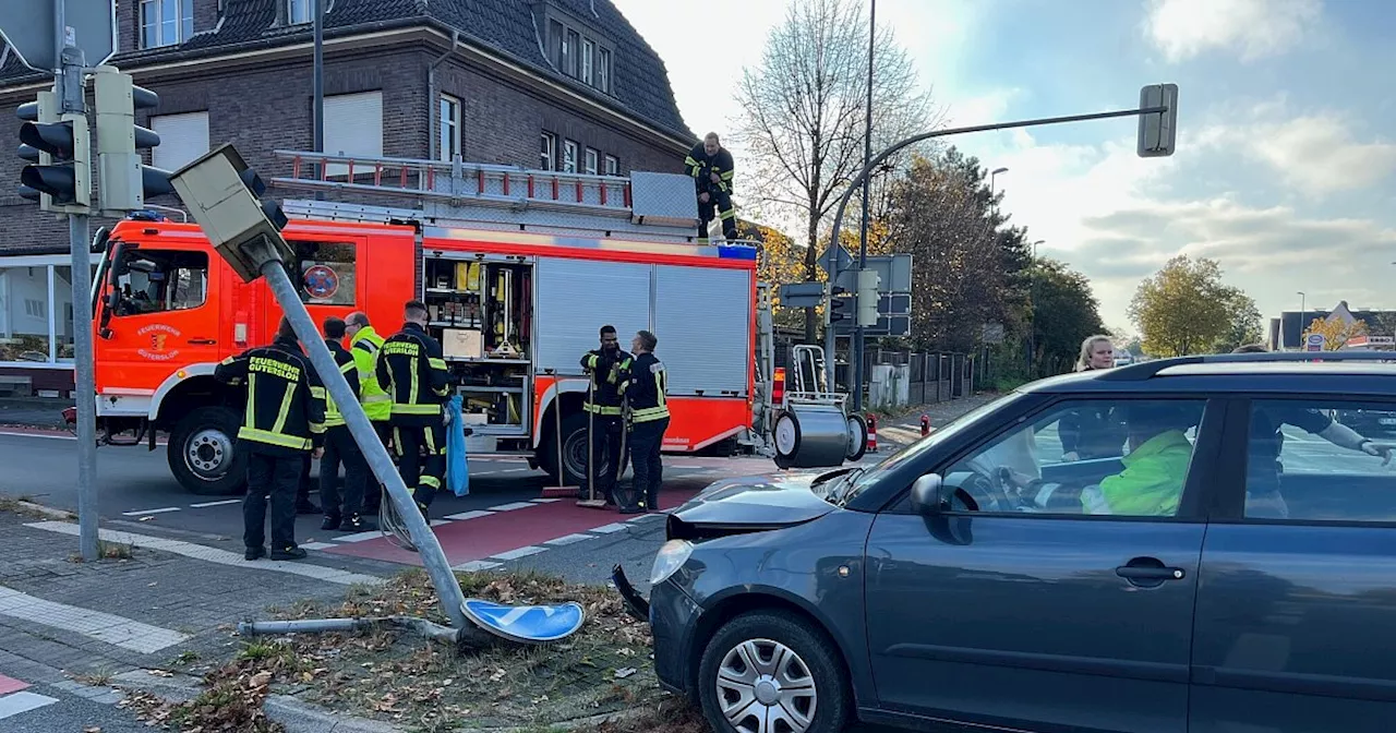 Missglücktes Abbiegemanöver: Gütersloher prallt mit Pkw gegen einen Blitzer