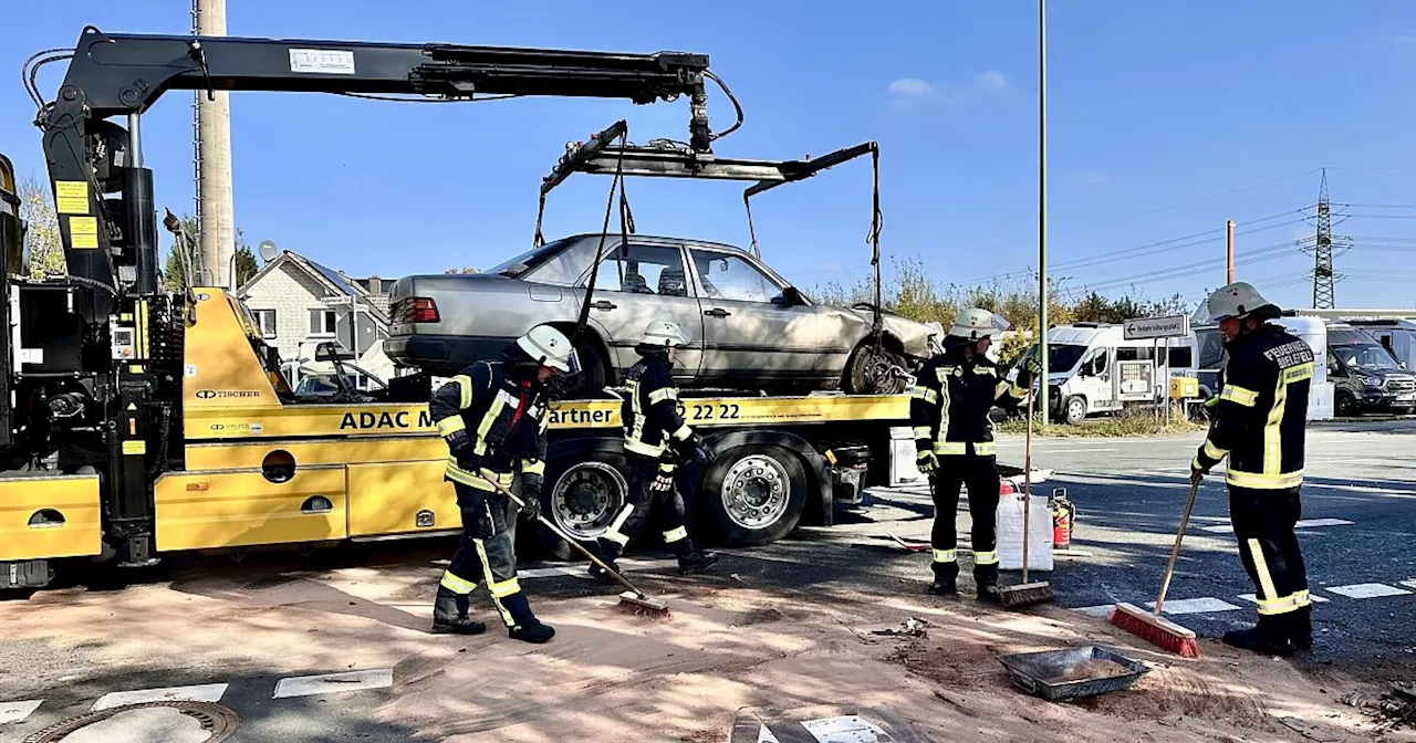 Unfall im Bielefelder Süden: Auto kollidiert beim Abbiegen mit Lkw