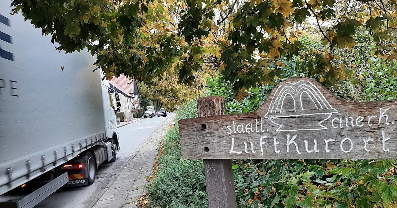 „Verkehrschoas“: Immer mehr Lkw rollen durch diesen Ort im Kreis Höxter