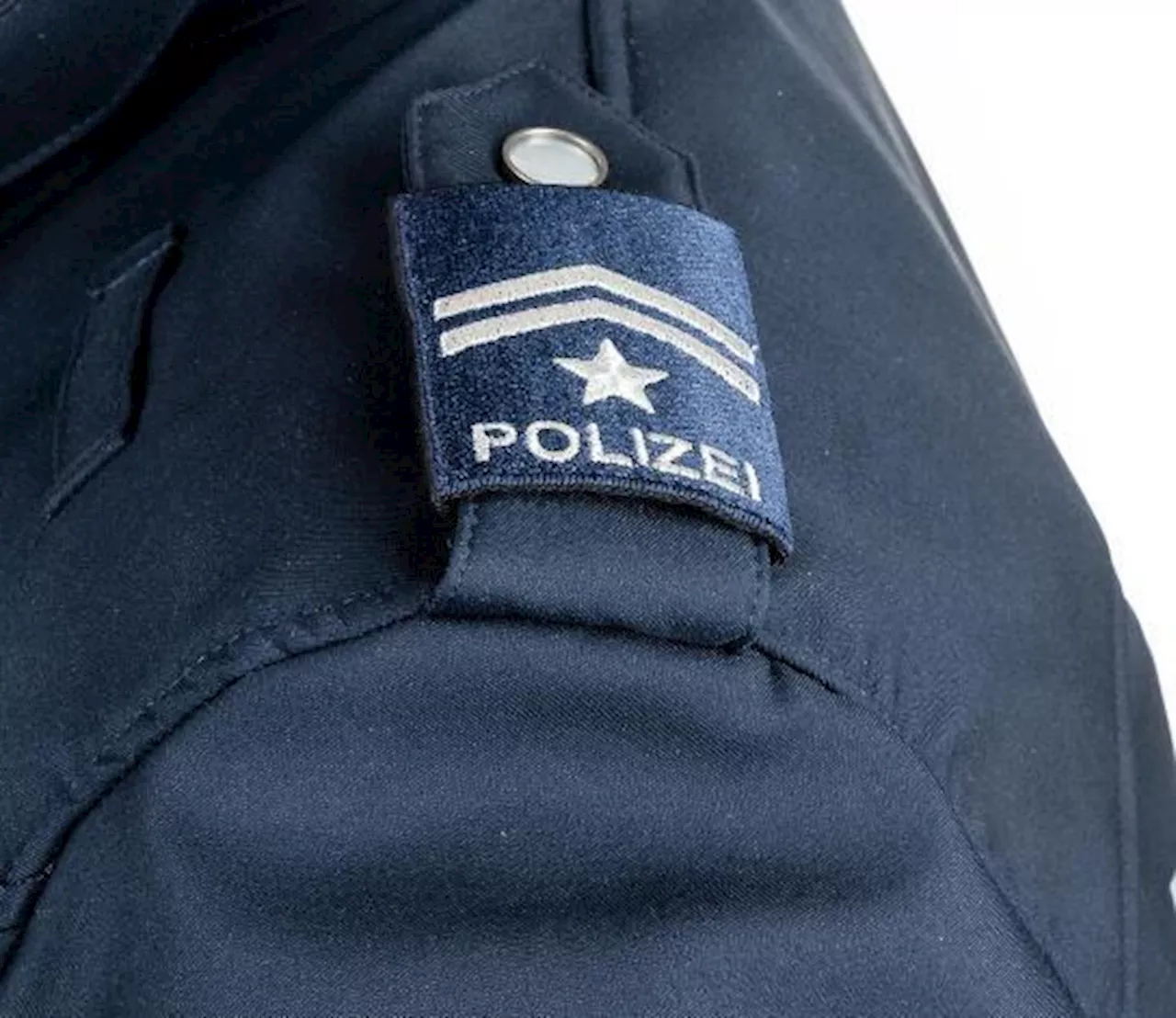 Oberwil BL: Frau mit Stichwaffe greift Passanten an