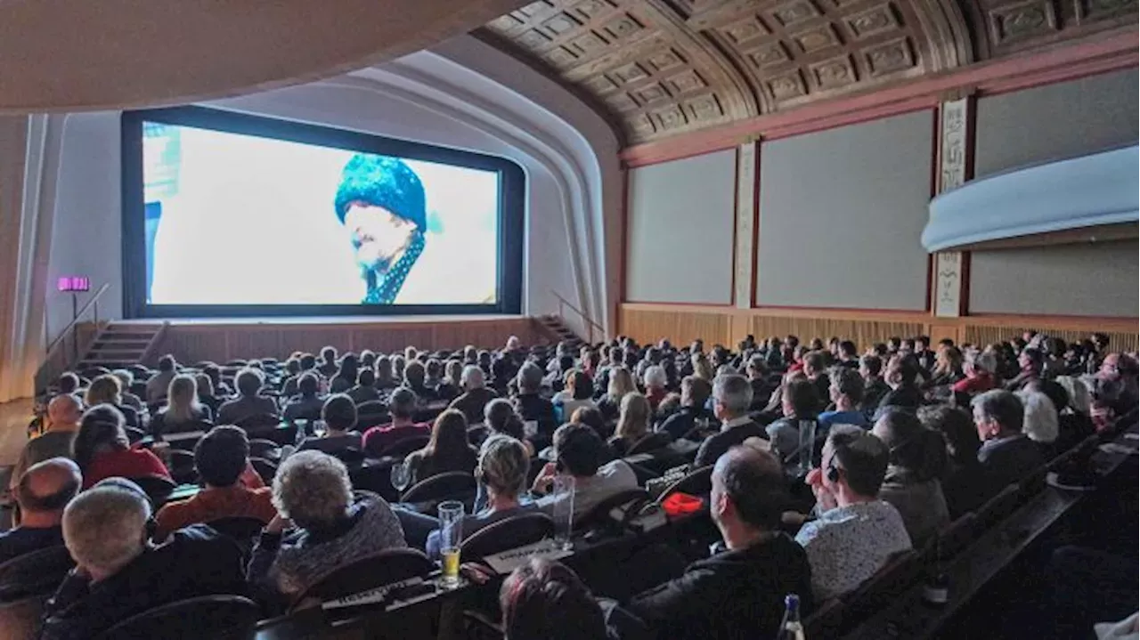 'Im Kino Geht Es Darum, Die Elefanten, Die Im Raum Stehen, Sichtbar Zu ...