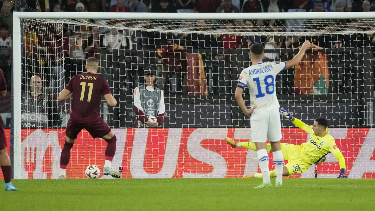 Roma-Dinamo Kiev 1-0: Dovbyk cecchino dal dischetto, Shomurodov sbaglia l'impossibile