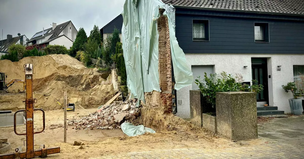 Hauswand in Düsseldorf-Unterbach stürzt ein, Gebäude unbewohnbar