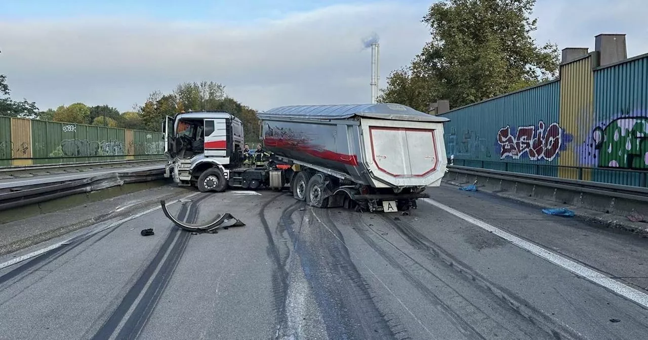 Langefeld: Sattelschlepper-Unfall in Baustelle A59