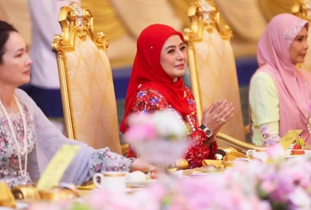 Queen attends hi-tea in conjunction with Conference of Rulers' meeting