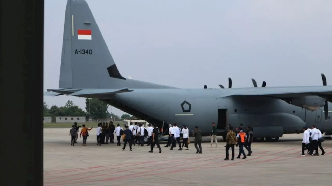 Momen Jajaran Menteri Prabowo Naik Pesawat Hercules Ke Akmil Magelang