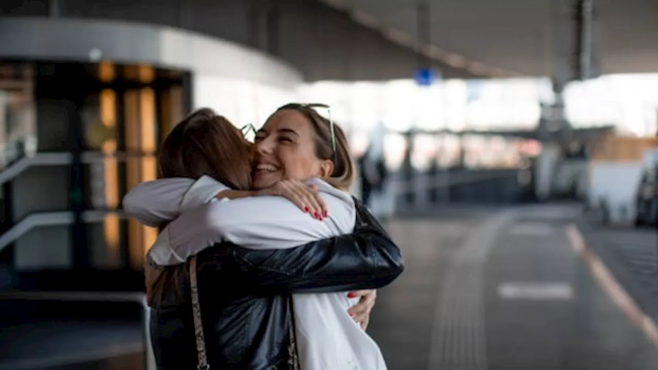 Polémica medida en un aeropuerto: impusieron un límite de 3 minutos a los abrazos de despedida