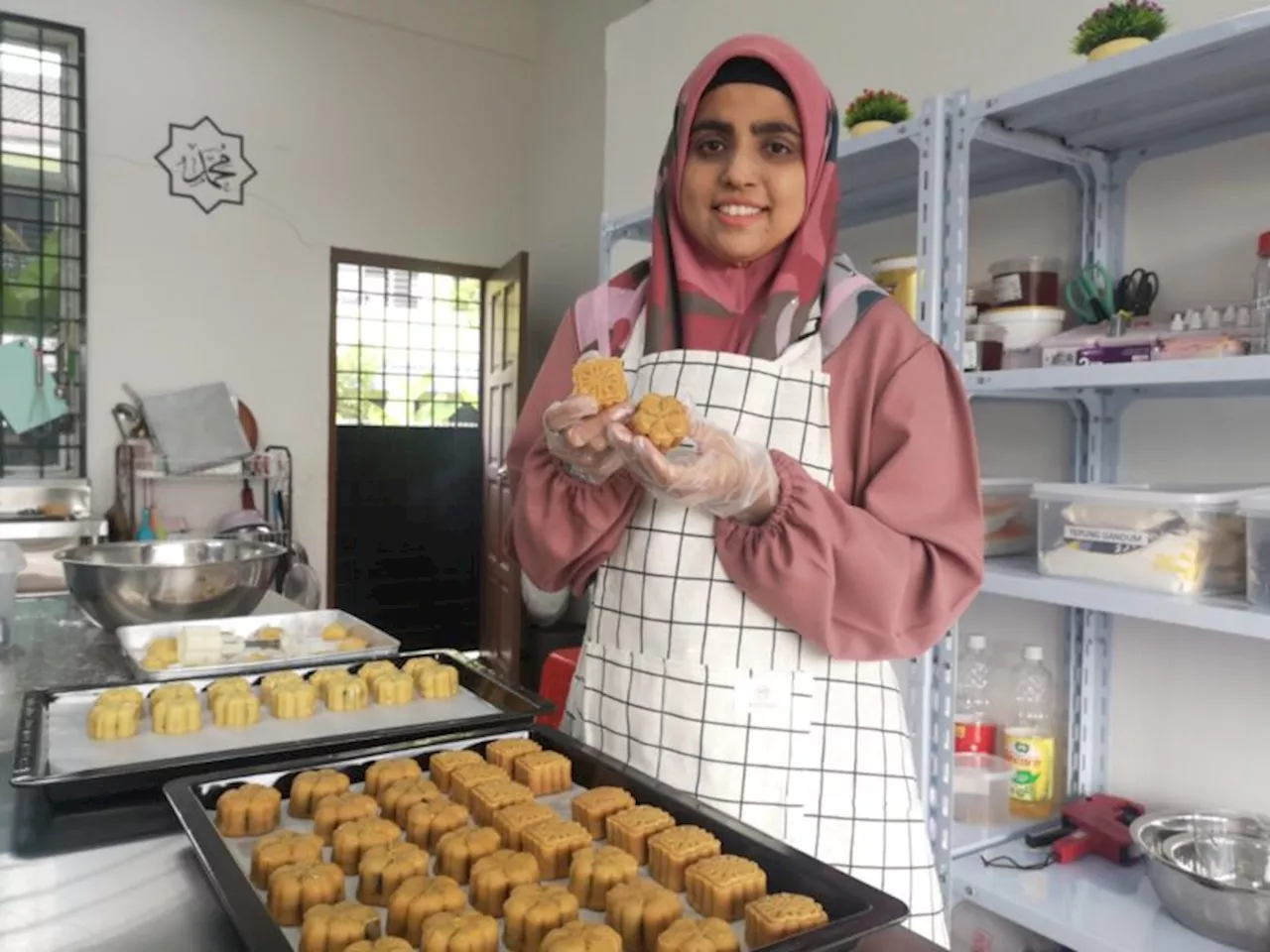 Berhenti ‘makan gaji’ jual kuih bulan