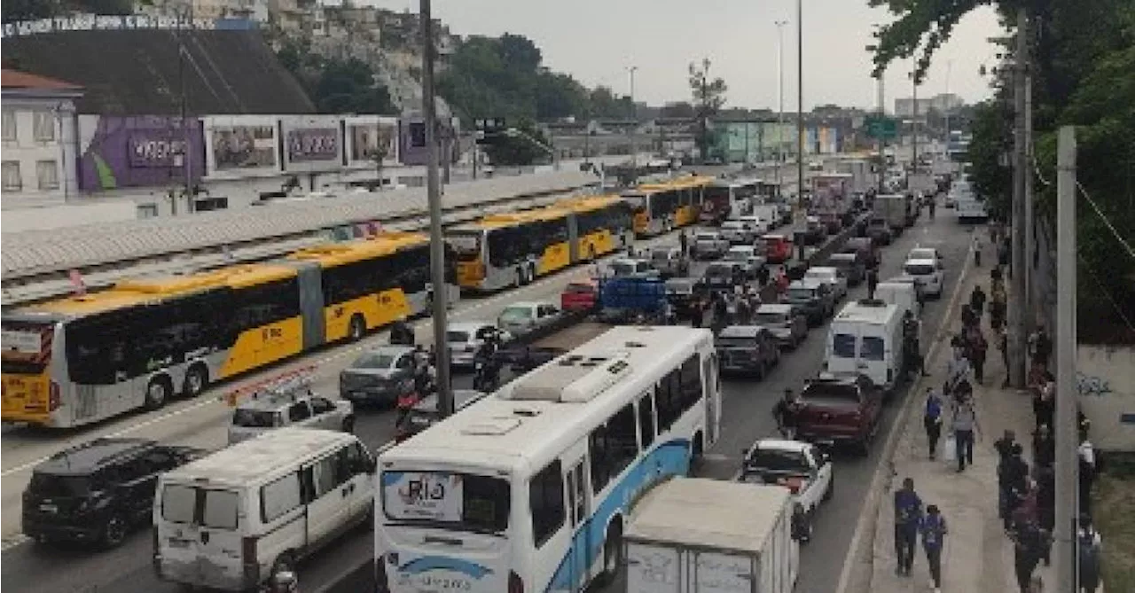 Tiroteio na Avenida Brasil deixa um morto e leva pânico a trabalhadores no Rio