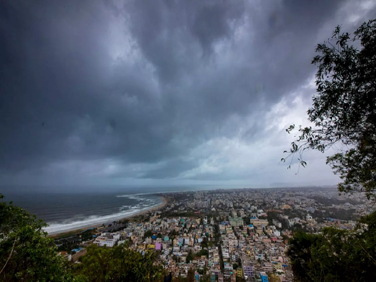 Weather News : बापरे! अद्याप ओसरलं नाही 'दाना' चक्रीवादळाचं सावट? महाराष्ट्रातील थंडीवर होणार परिणाम?