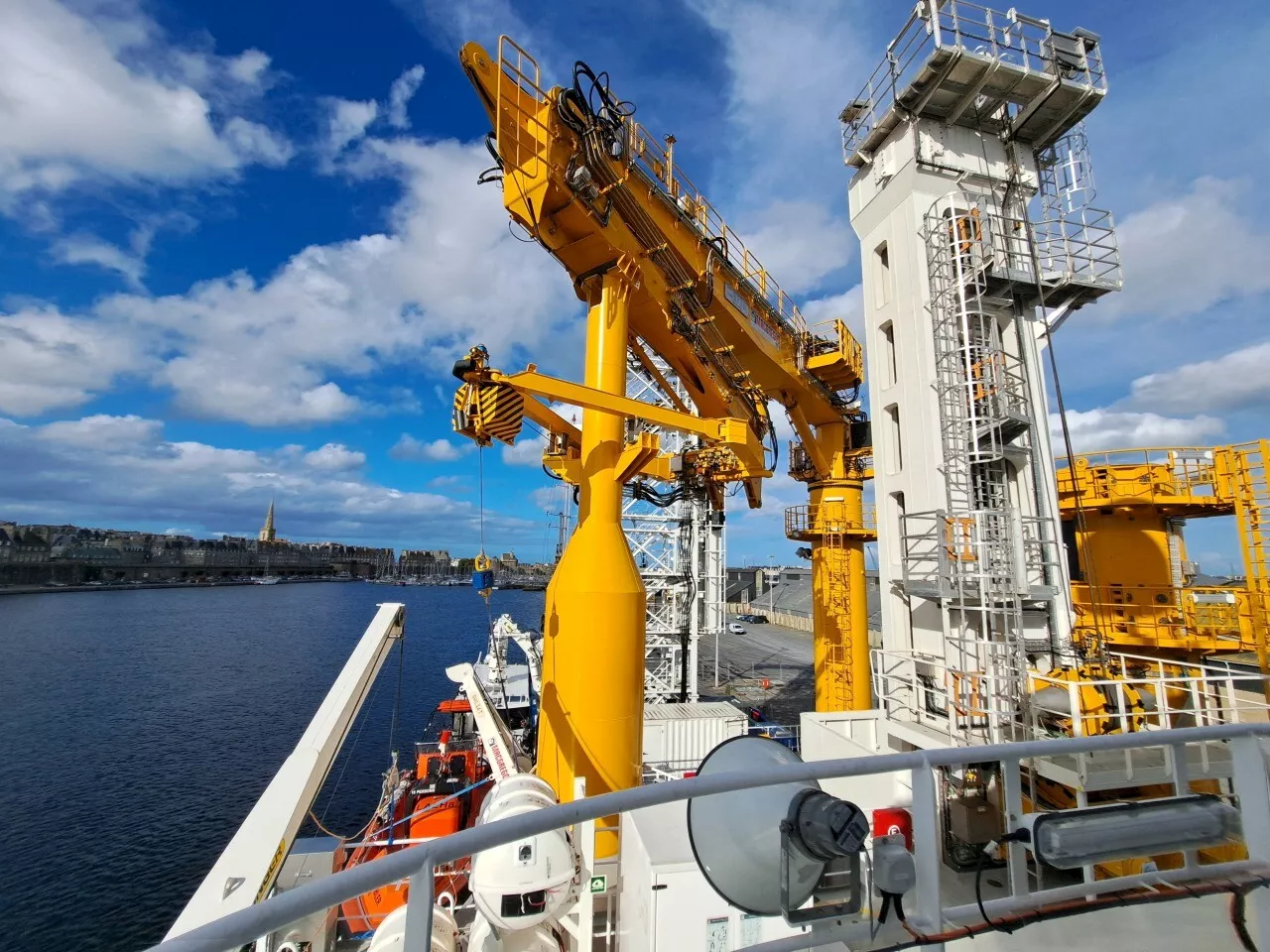 Découvrez de l’intérieur cet impressionnant cargo dans le port de Saint-Malo