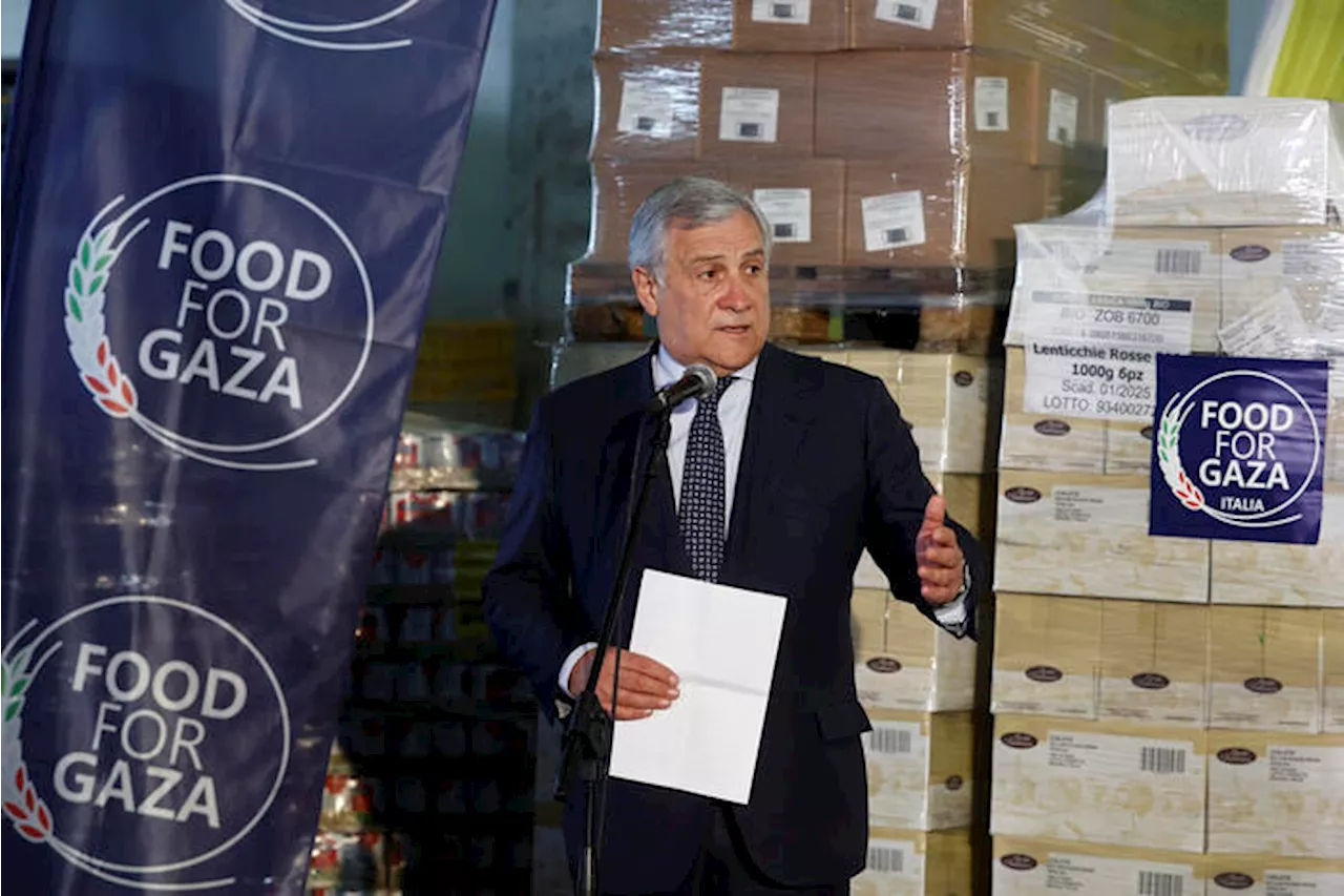 Tajani a Genova consegna il primo camion donato al Pam per Gaza