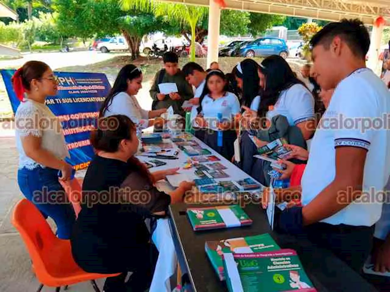 Universidades y tecnológicos llevan ofertas educativas a jóvenes de Ixhuatlán de Madero