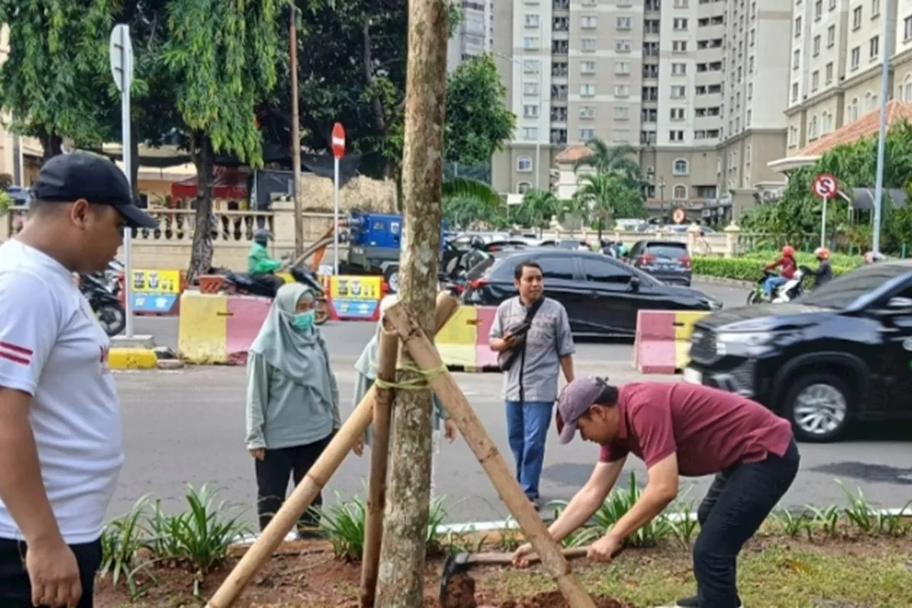 Pemkot Jakbar kembali tanam pohon di Grogol Petamburan