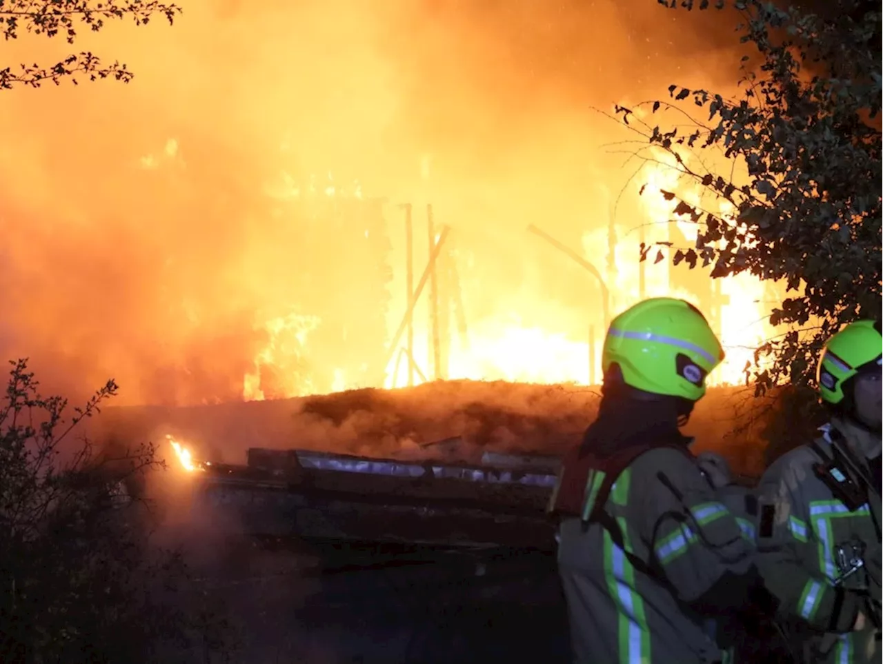 Brand im Britzer Garten: Feuerwehr trifft erst nach zwei Stunden ein