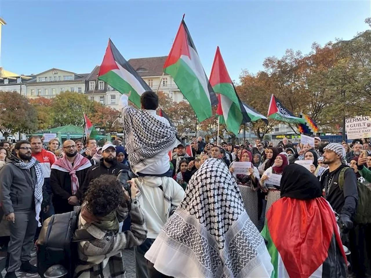 Neukölln: Pro-Palästina und Pro-Israel-Demonstranten versammeln sich vor Rathaus