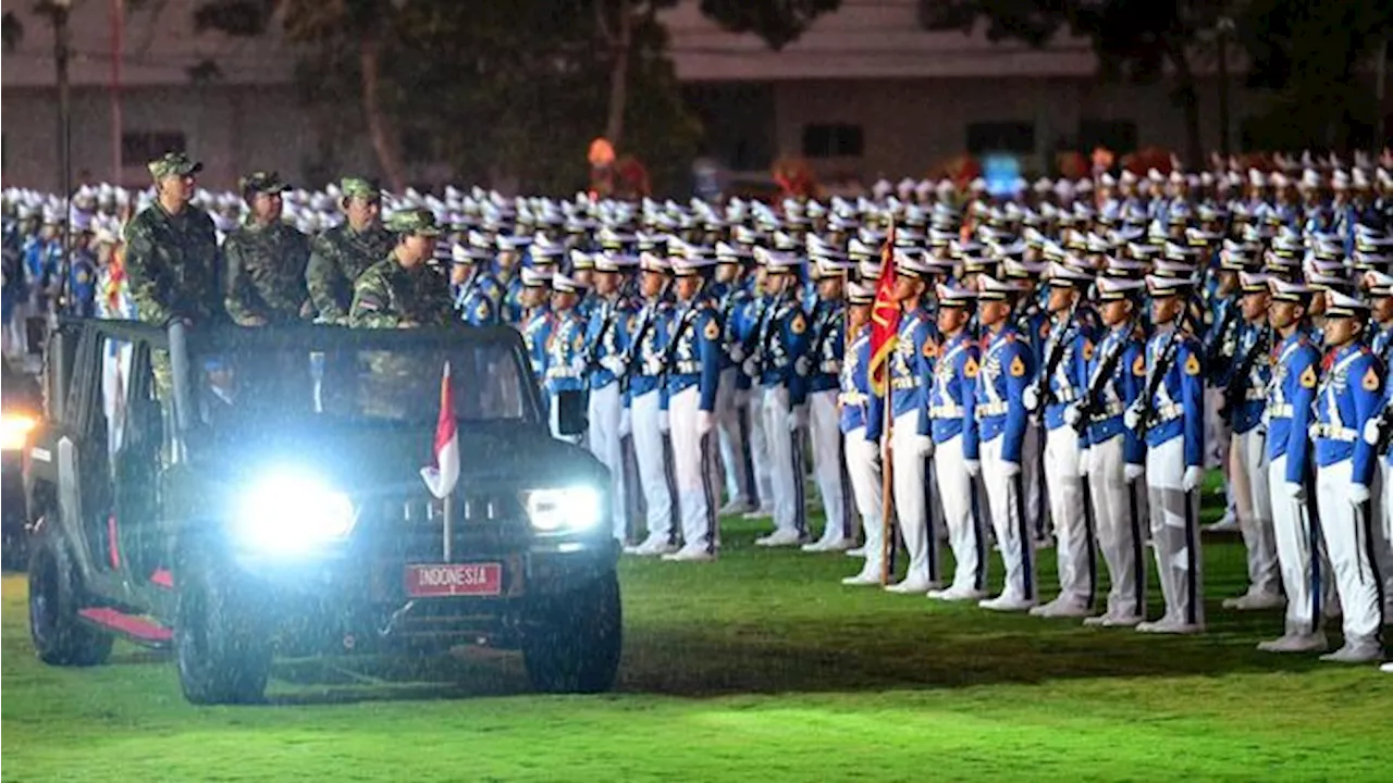 Potret Gagah Prabowo Naik Maung, Hujan-hujanan Pimpin Parade Senja