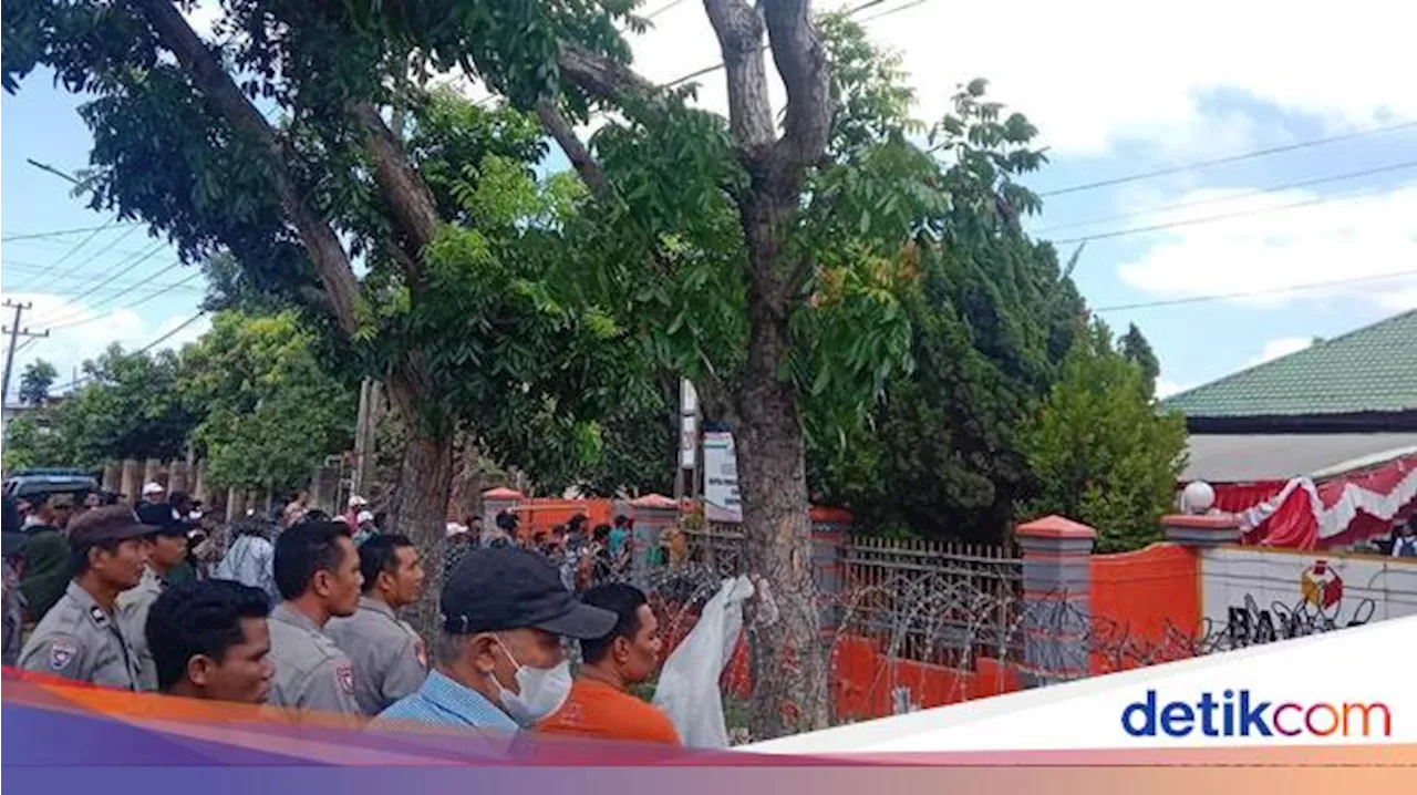 Warga 'Geruduk' Kantor Bawaslu Dompu gegara Postingan Ketua