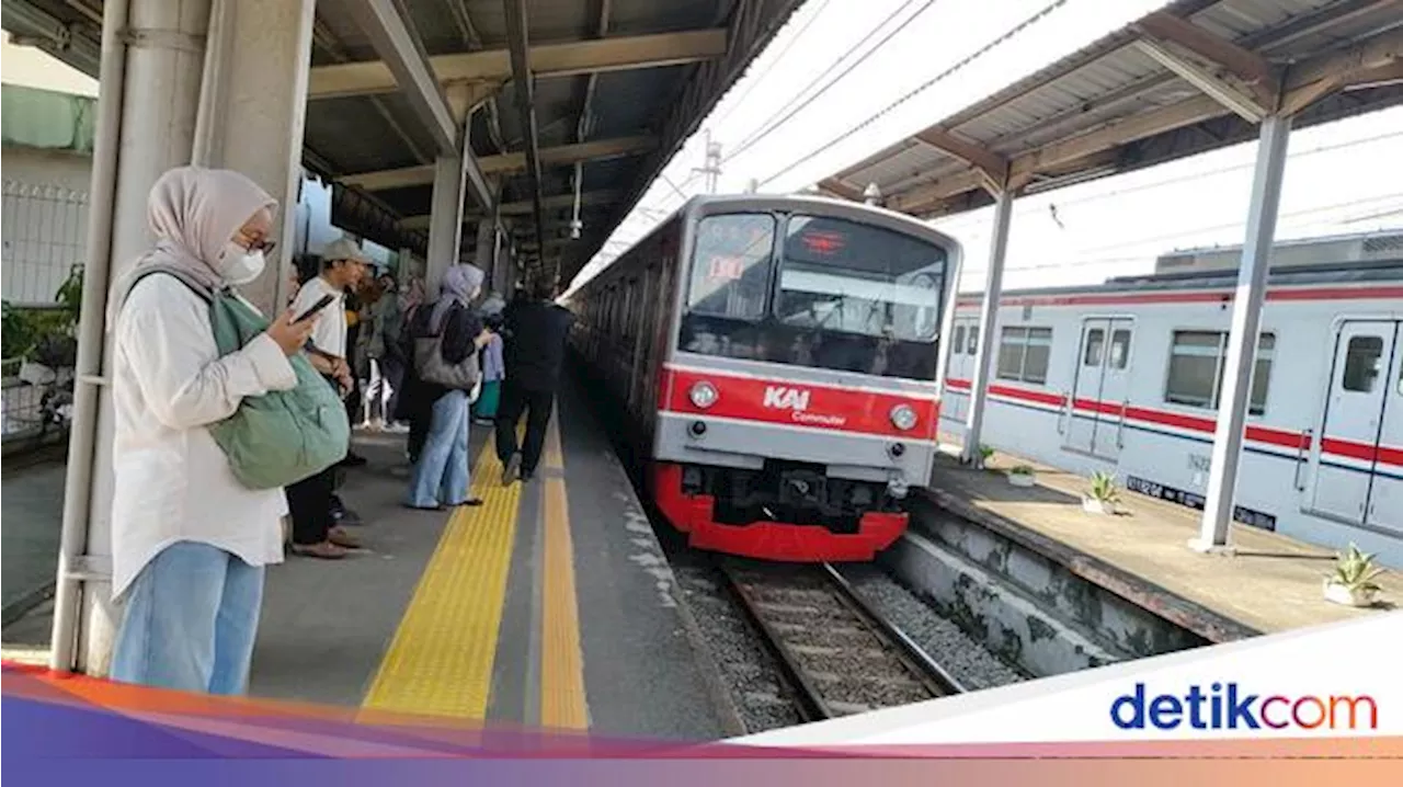 Viral! Aksi Heroik Petugas Kereta Tuntun 3 Tunanetra di Stasiun KRL