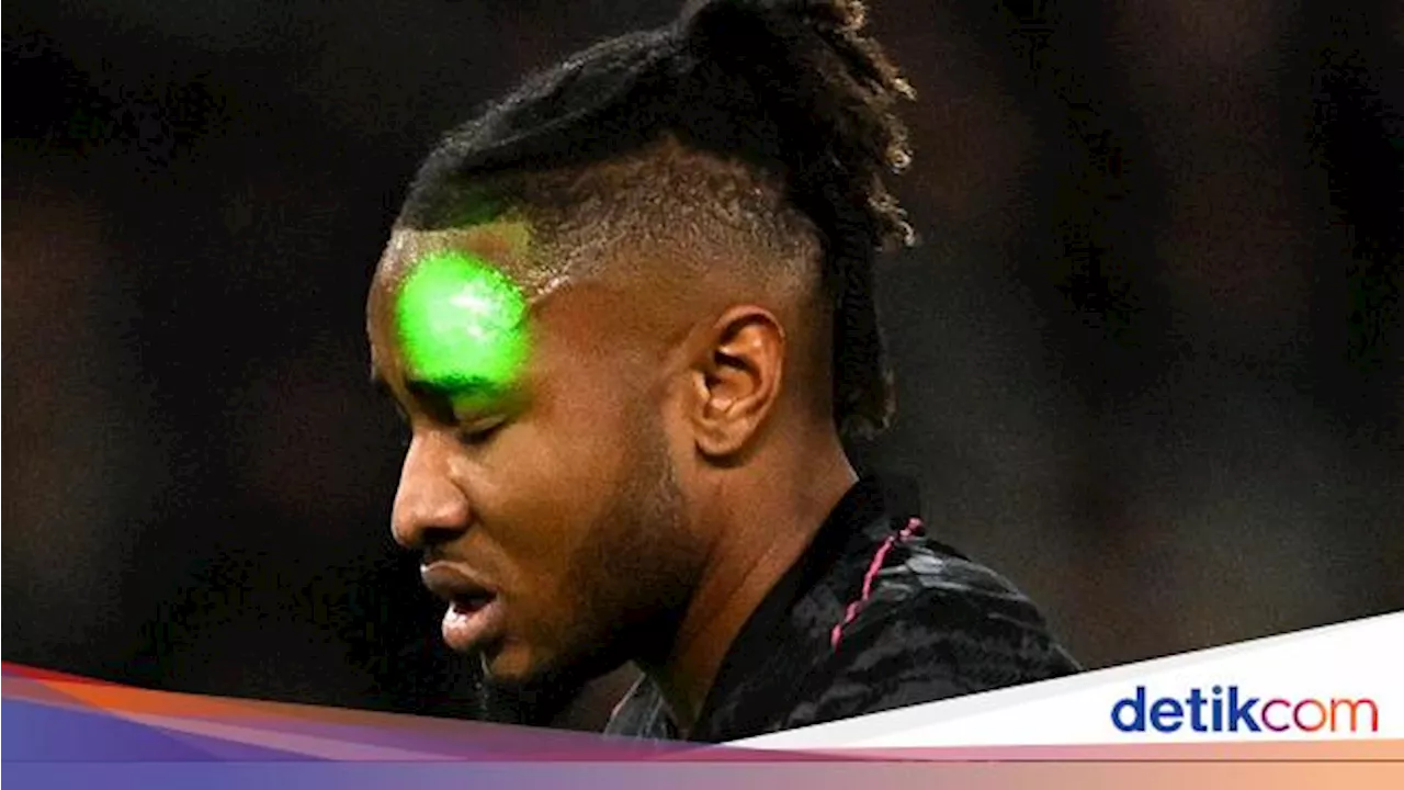 Duh, Pemain Chelsea Dihujani Laser Fans Panathinaikos