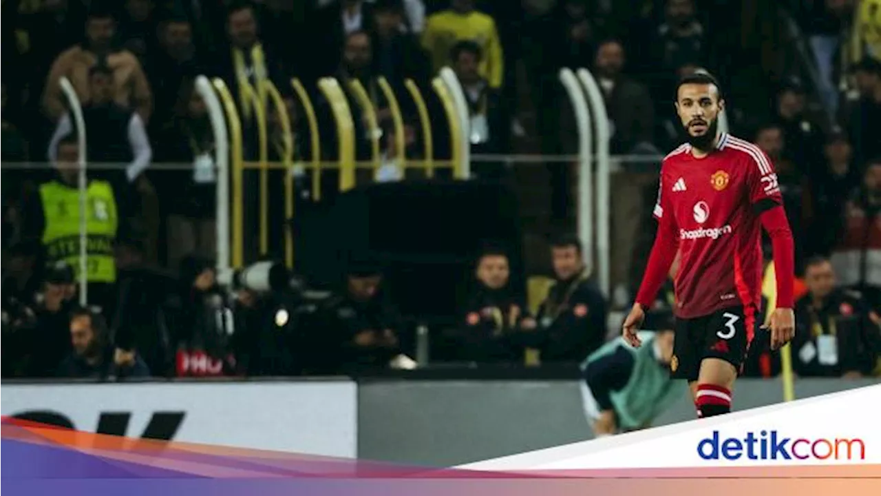 Ten Hag Ungkap Alasan Mainkan Mazraoui Jadi Gelandang Serang