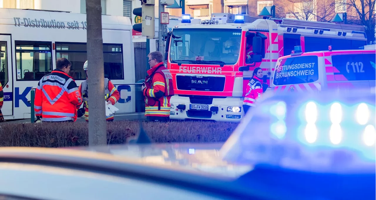 Unfall in Köln: Auto und Straßenbahn beteiligt