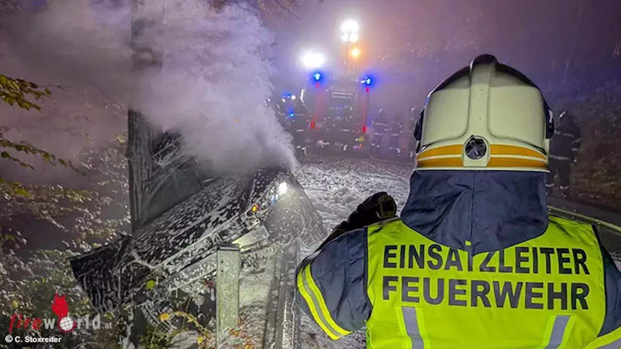 Oö: Audi brennt nach Unfall → Quarantänecontainer wegen brennender Akkus im Einsatz