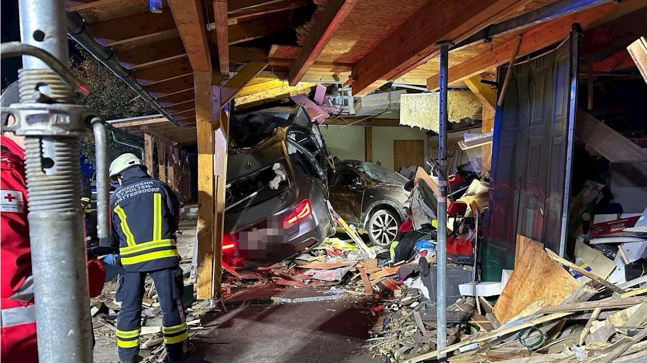 Schrecklicher Unfall in NÖ - Auto rast durch Garage in Wohnhaus