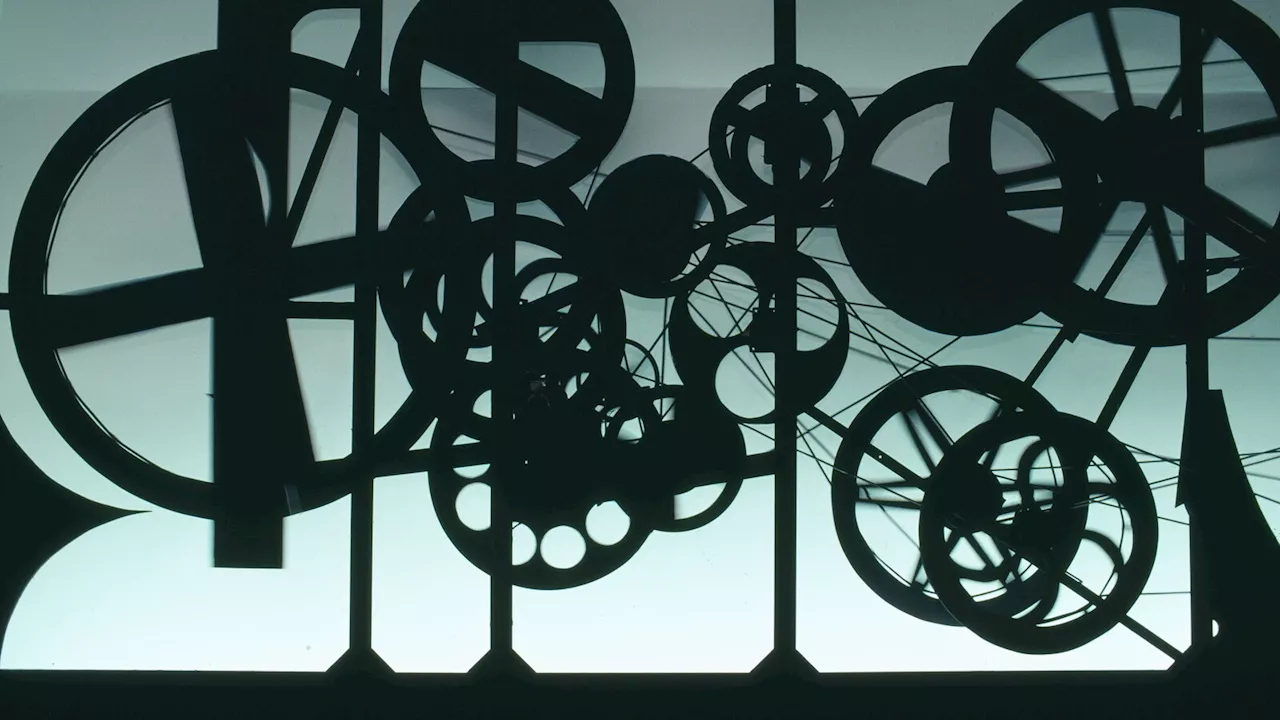 Jean Tinguely, una mostra che celebra il caos al Pirelli HangarBicocca