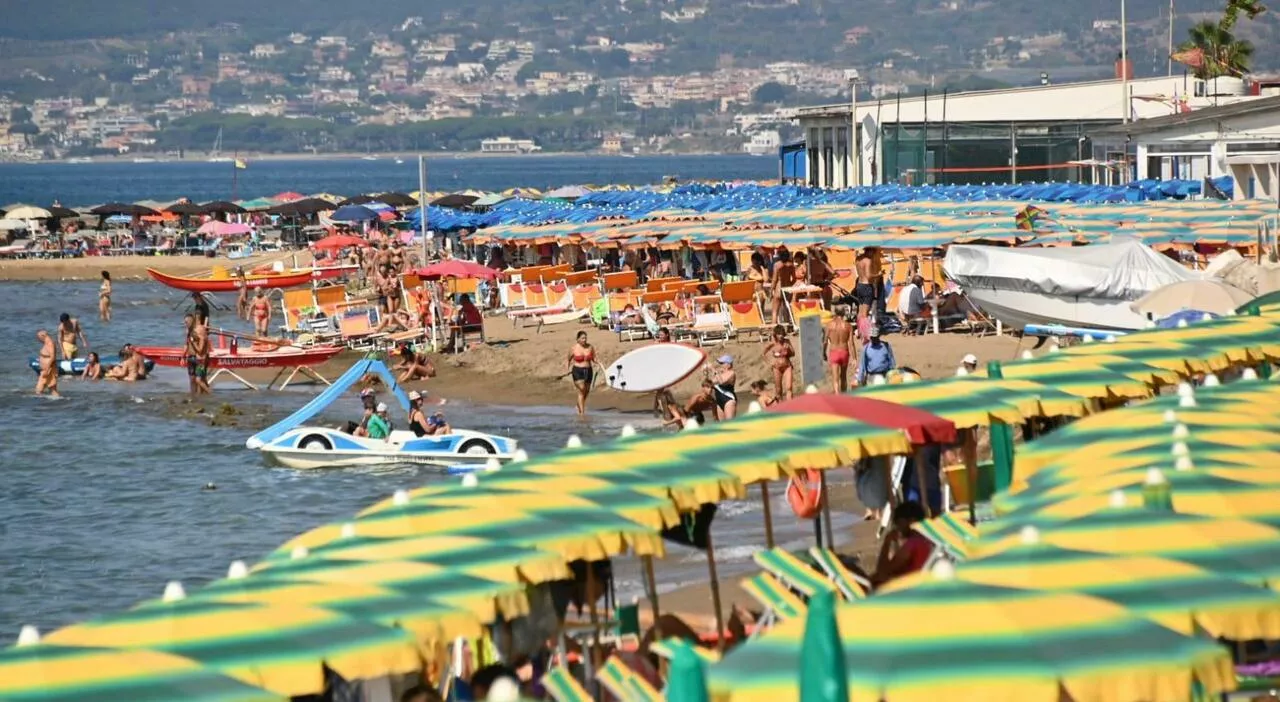 Balneari contestano Meloni in Liguria, la premier: «Ragazzi, dopo ne parliamo». E li incontra dopo il comizio