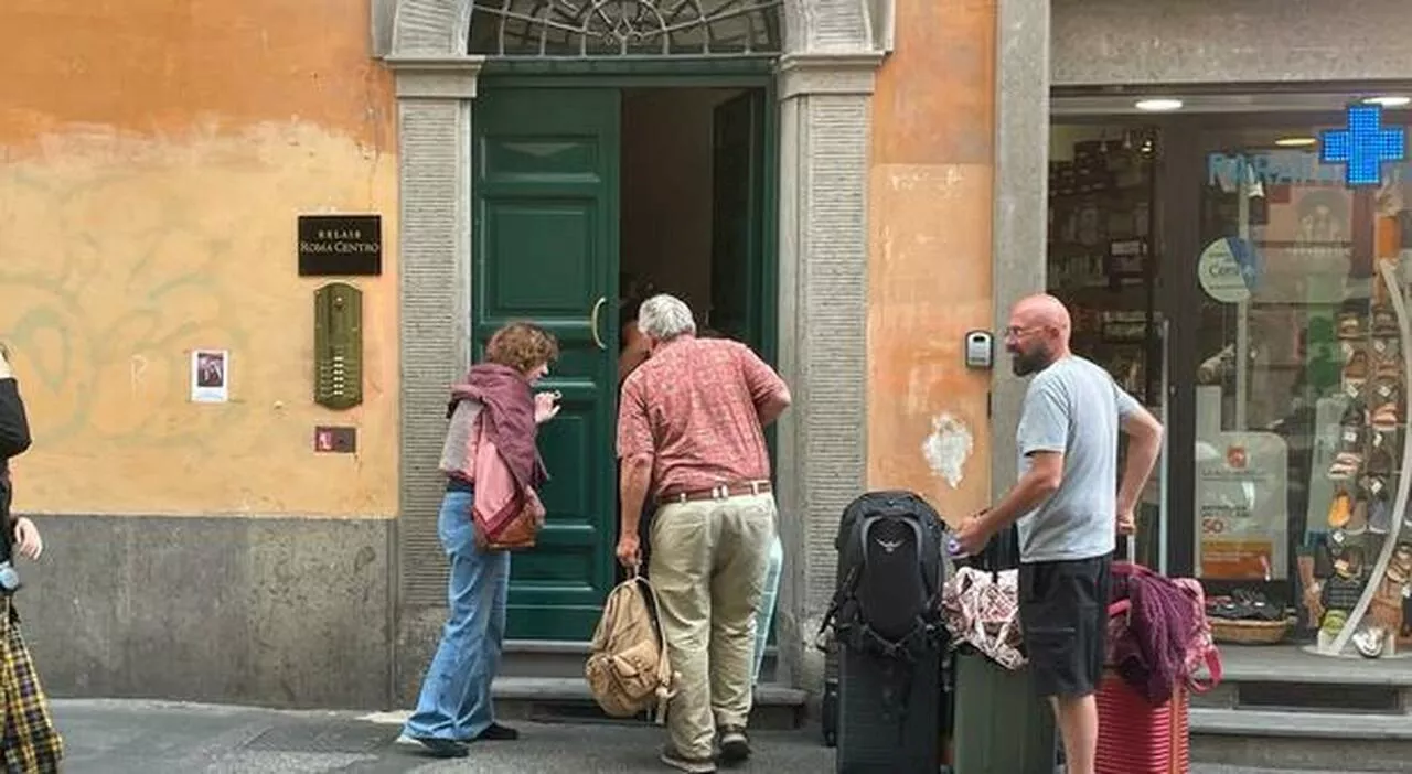 Roma, lo sfregio dei “lucchettoni” dei b&b favorito dal vuoto normativo: se in aree private le forze dell'ordi