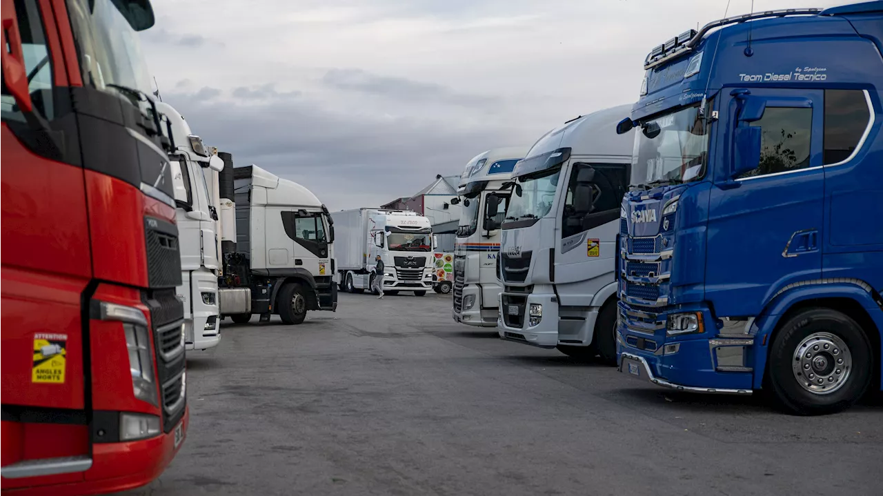 Desconvocan la huelga de transportistas de mercancías, pero se mantiene la de viajeros