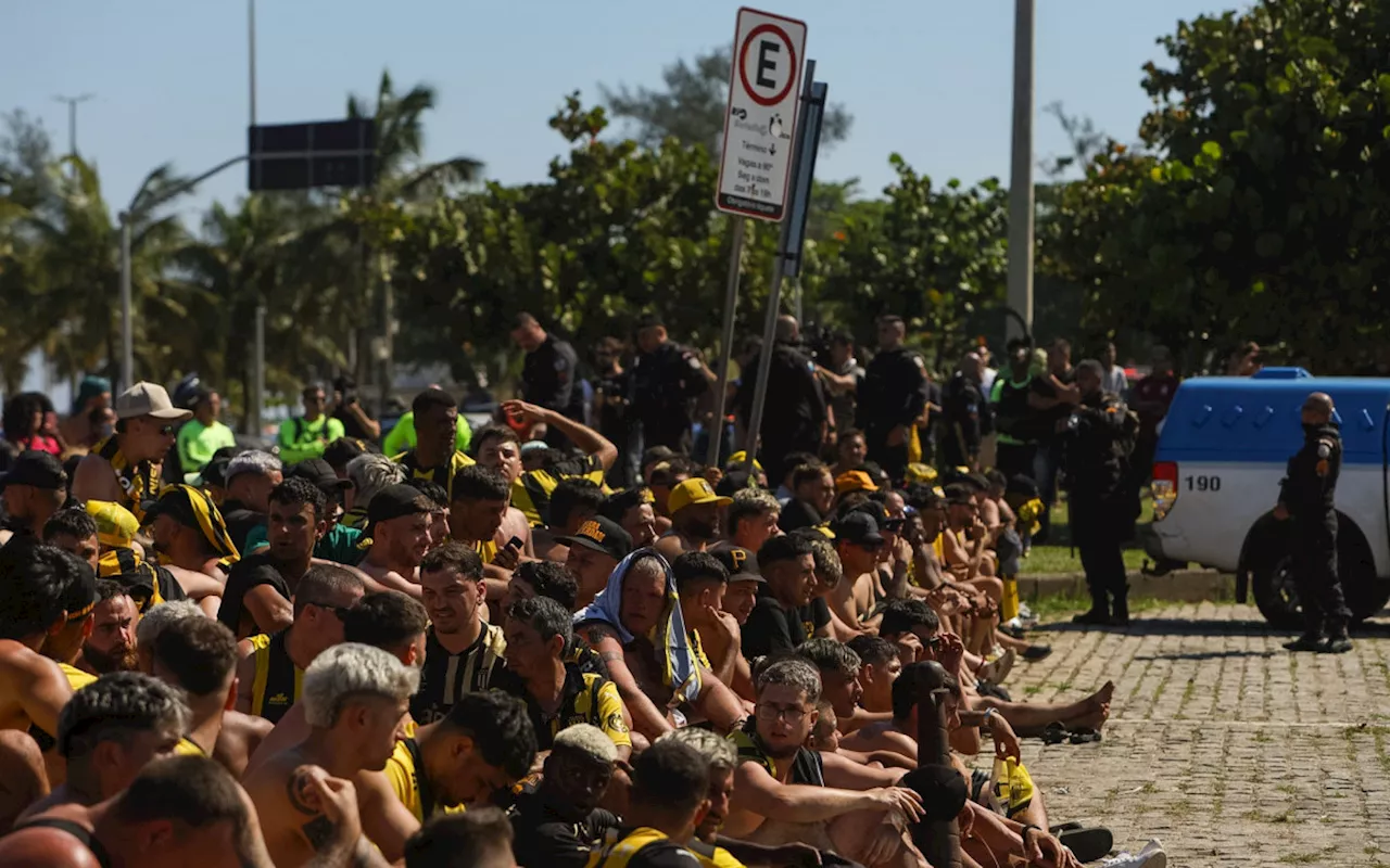 Justiça mantém prisão de 21 torcedores do Peñarol envolvidos em confusão no Recreio