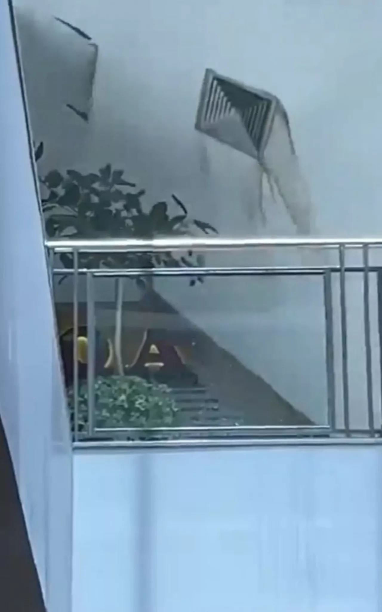 Vídeo: parte do teto de gesso do Shopping Nova América desaba