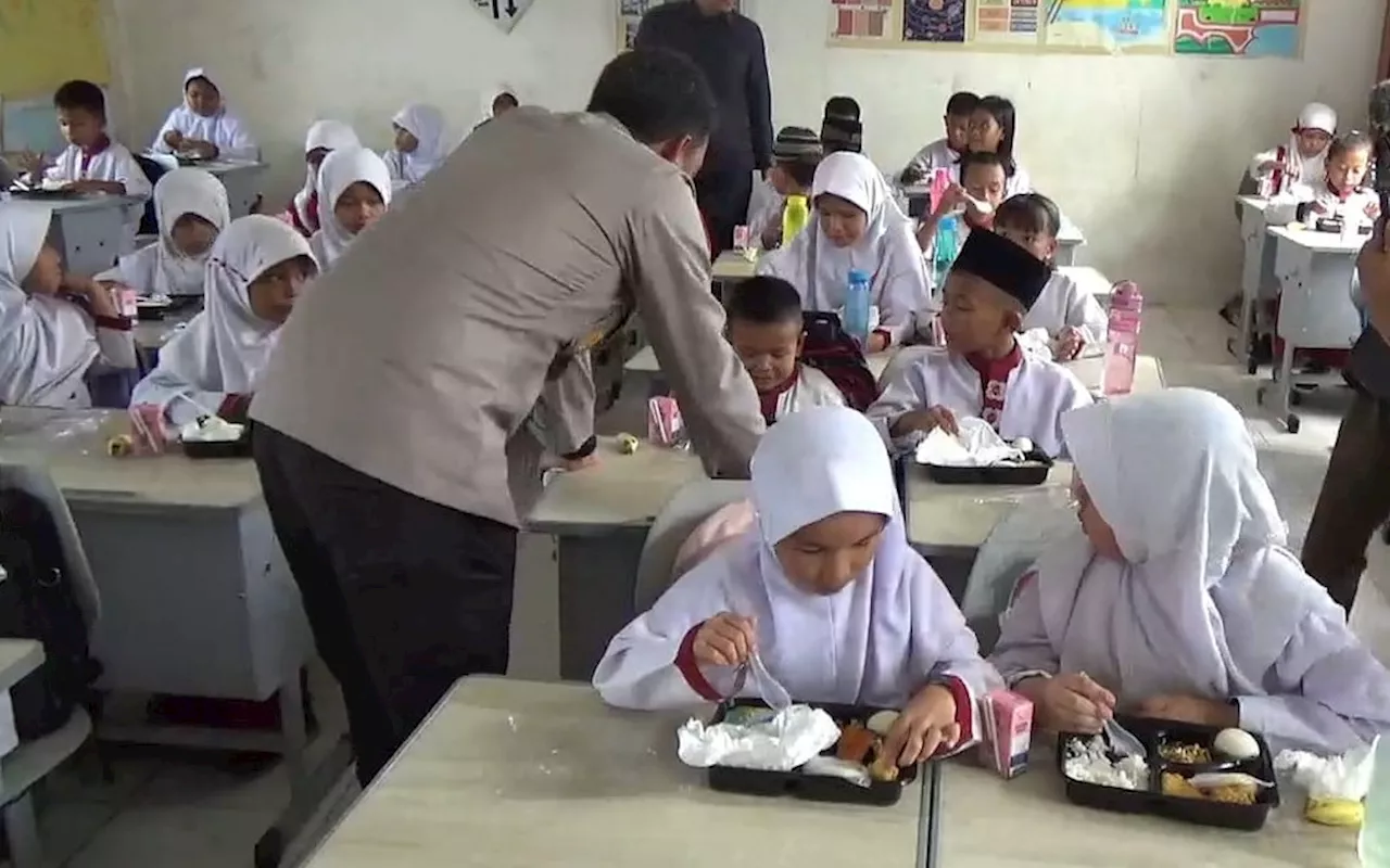 Polda Sumsel Uji Coba Program Makan Siang Bergizi Gratis di SDN 145 Palembang