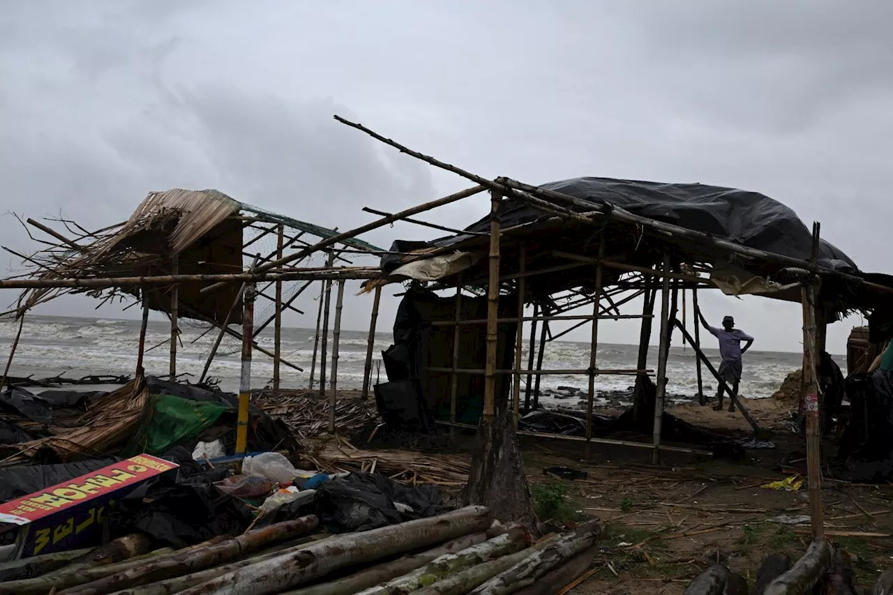 Le cyclone Dana frappe l'Inde, des arbres et lignes électriques détruits