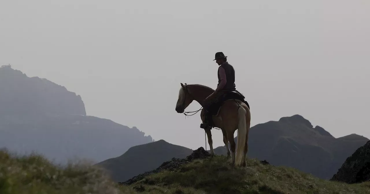 En Italie, randonnée grandiose dans les Dolomites, avec des cavaliers montagnards hors pair