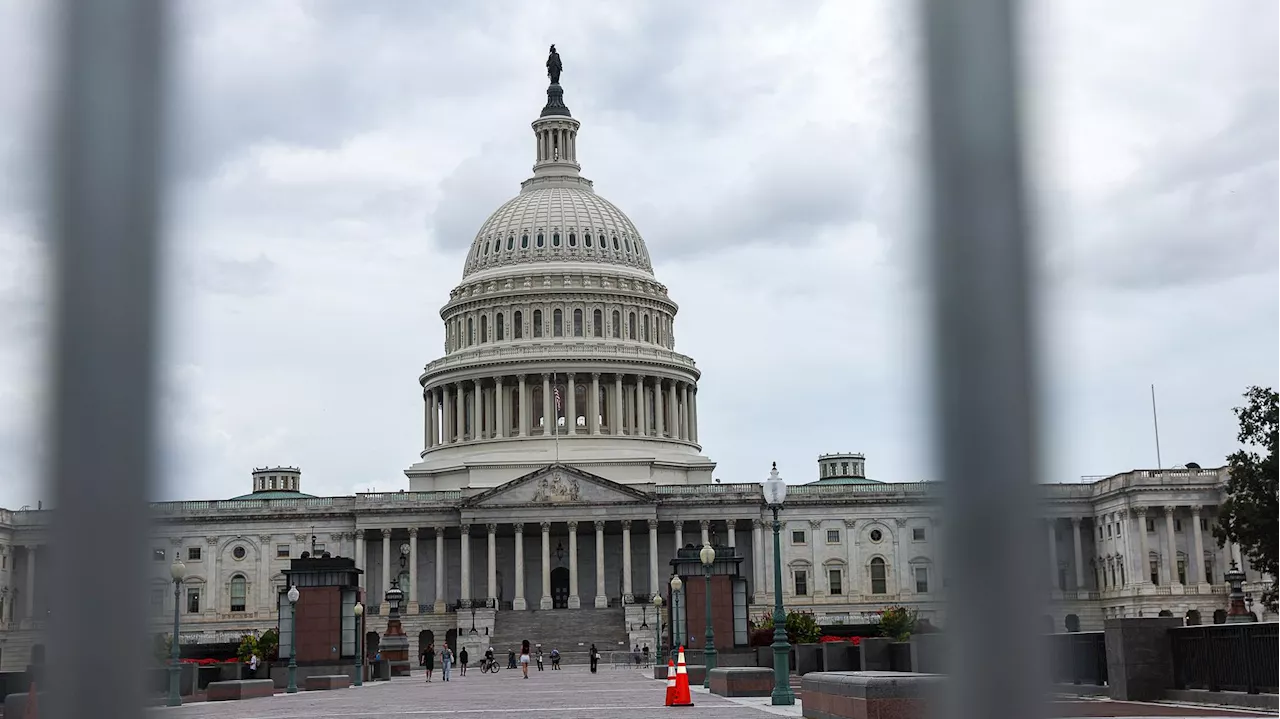 États-Unis : Devant le Capitole, la statue d’une crotte en bronze sur un bureau est apparue