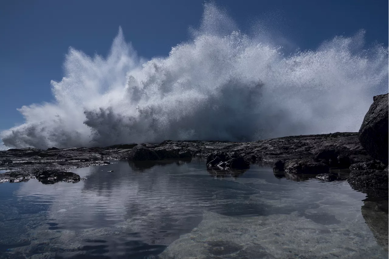 Hawaii Swimmers Warned About Going in Water as Waves Reach Up to 14 Feet