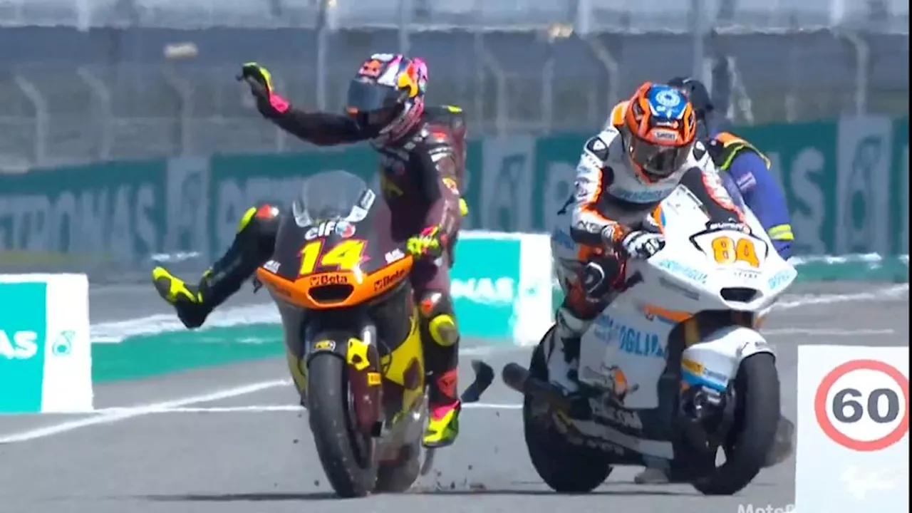 Moto2-coureur Van de Goorbergh rijdt in pitlane collega Arbolino omver