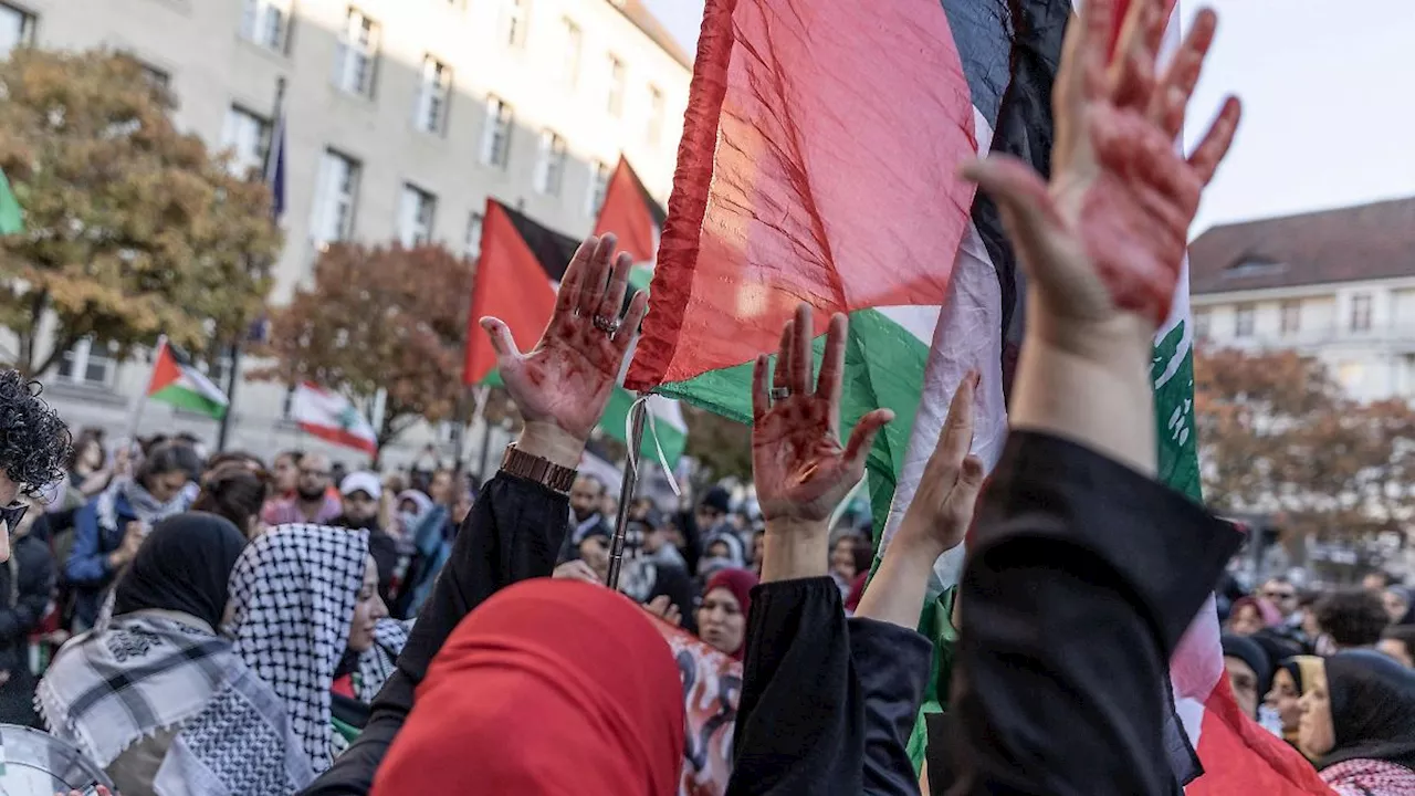 Berlin & Brandenburg: Protest gegen den Gazakrieg vor Neuköllner Rathaus