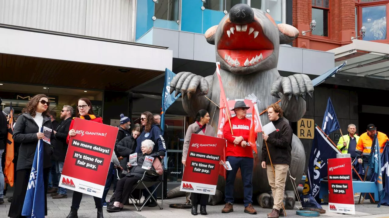 Unions rally outside Qantas AGM amid industrial action by engineers