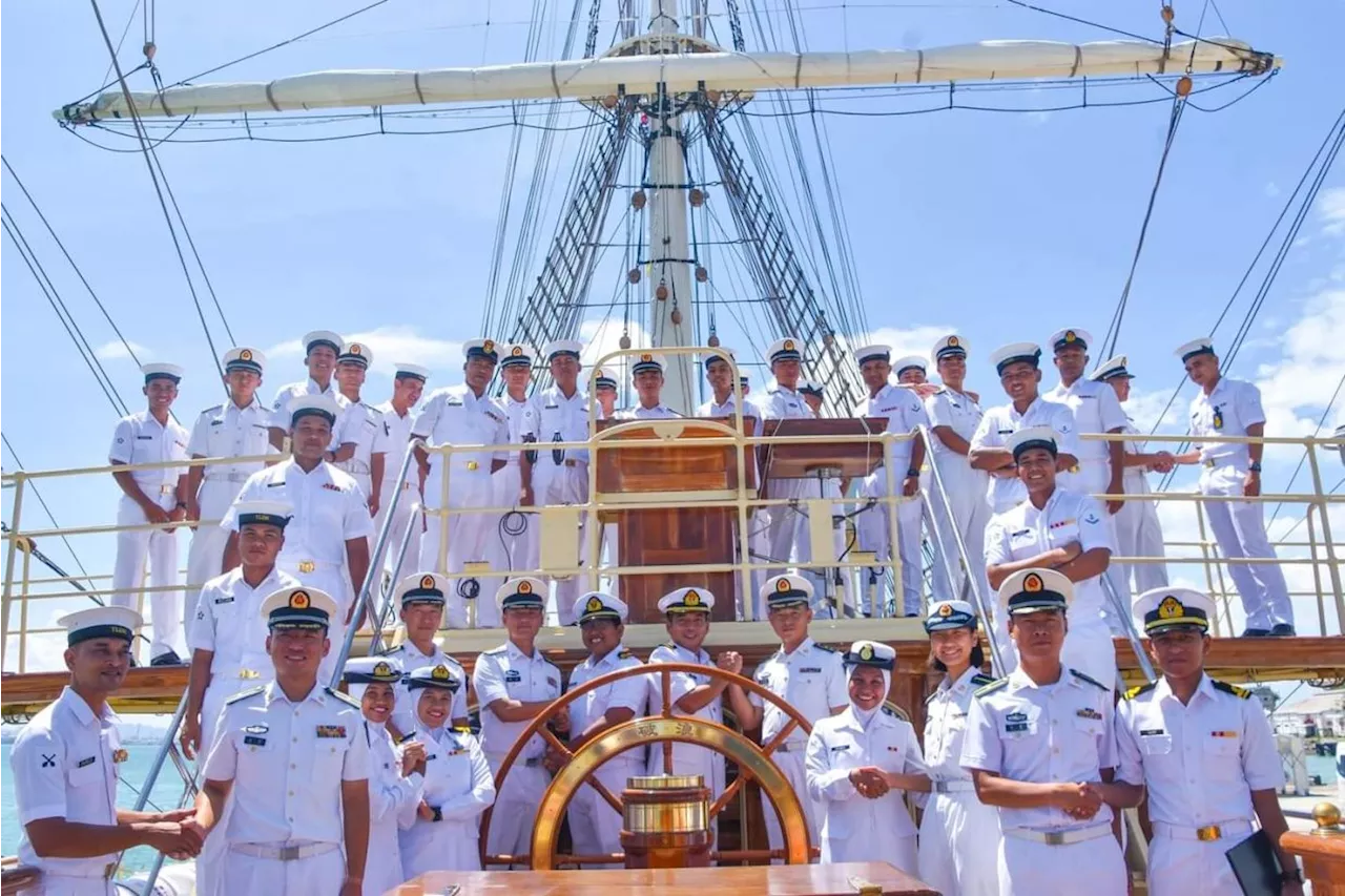 Navy officers pay courtesy visit to Chinese training ship in Penang