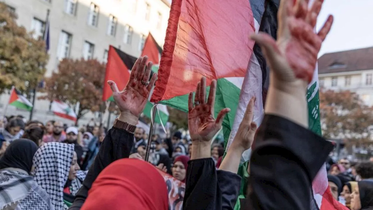 Nahostkonflikt: Protest gegen den Gazakrieg vor Neuköllner Rathaus