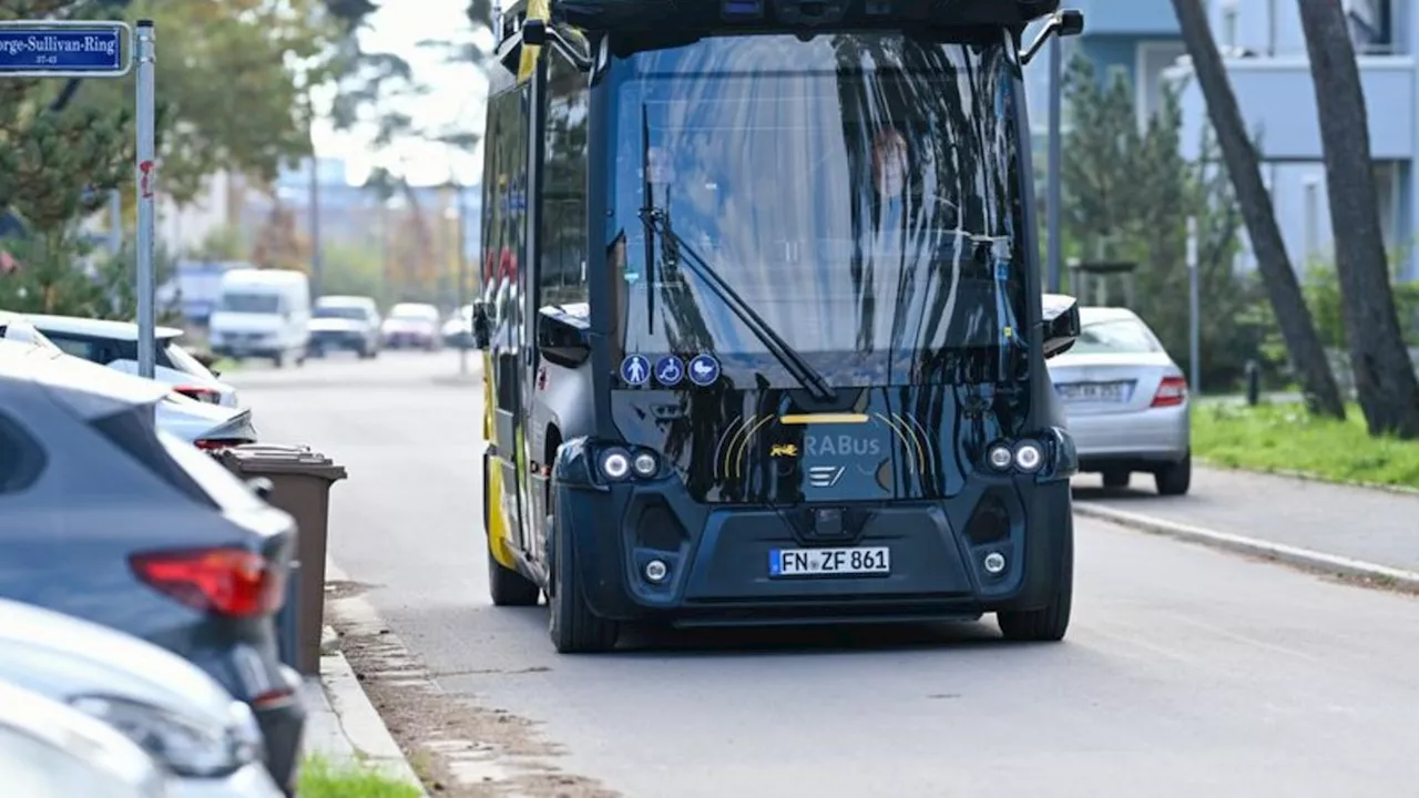 Verkehr: Testpassagiere fahren in autonomen Bussen in Mannheim mit