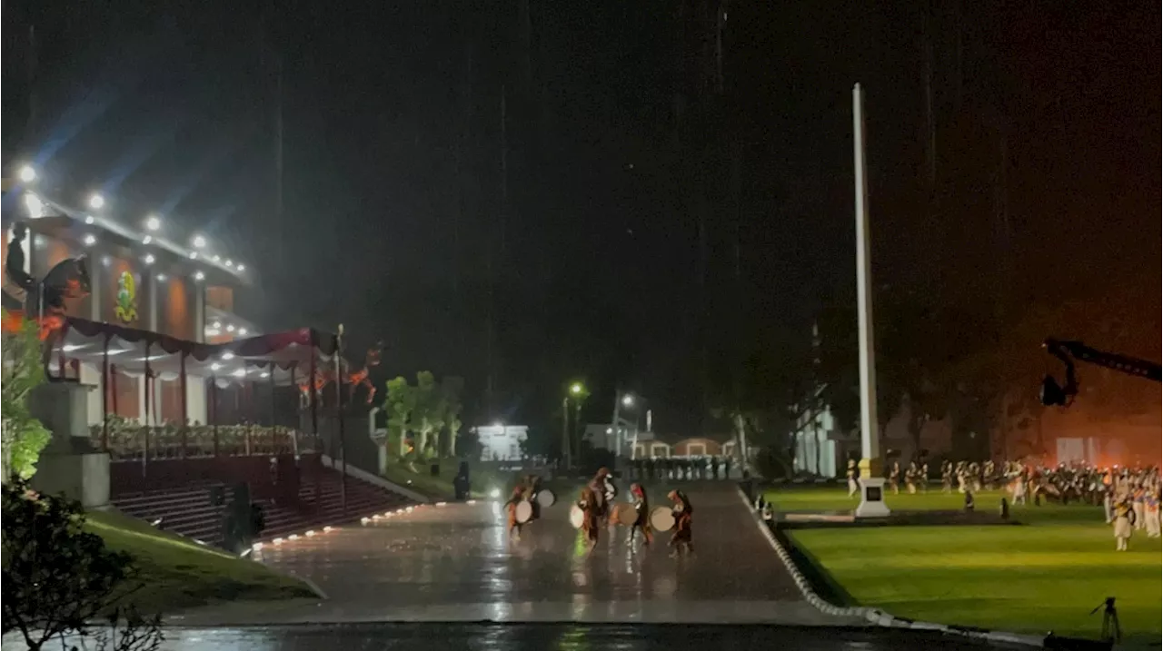 Diguyur Hujan Deras, Personel Kabinet Merah Putih Ikuti Upacara Parade Senja di Akmil Magelang