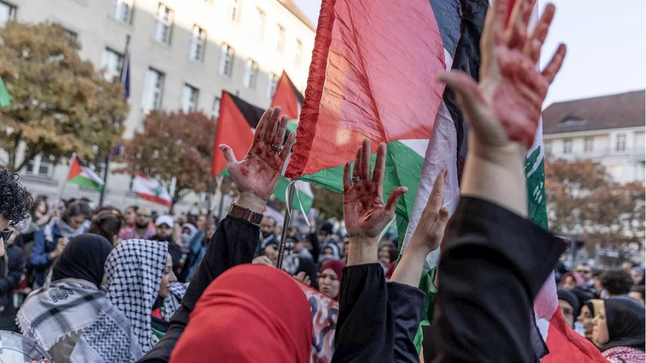 Blutrote Hände vor dem Rathaus Neukölln: Demonstranten protestieren in Berlin gegen Krieg in Gaza