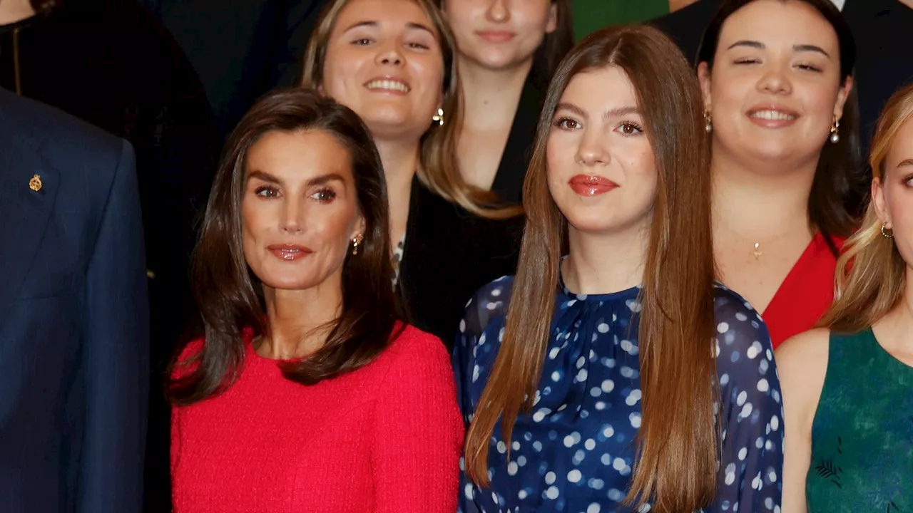 El guiño de la reina Letizia a sus hijas: apuesta también por el tweed y elige los pendientes que llevó en la confirmación de la infanta Sofía