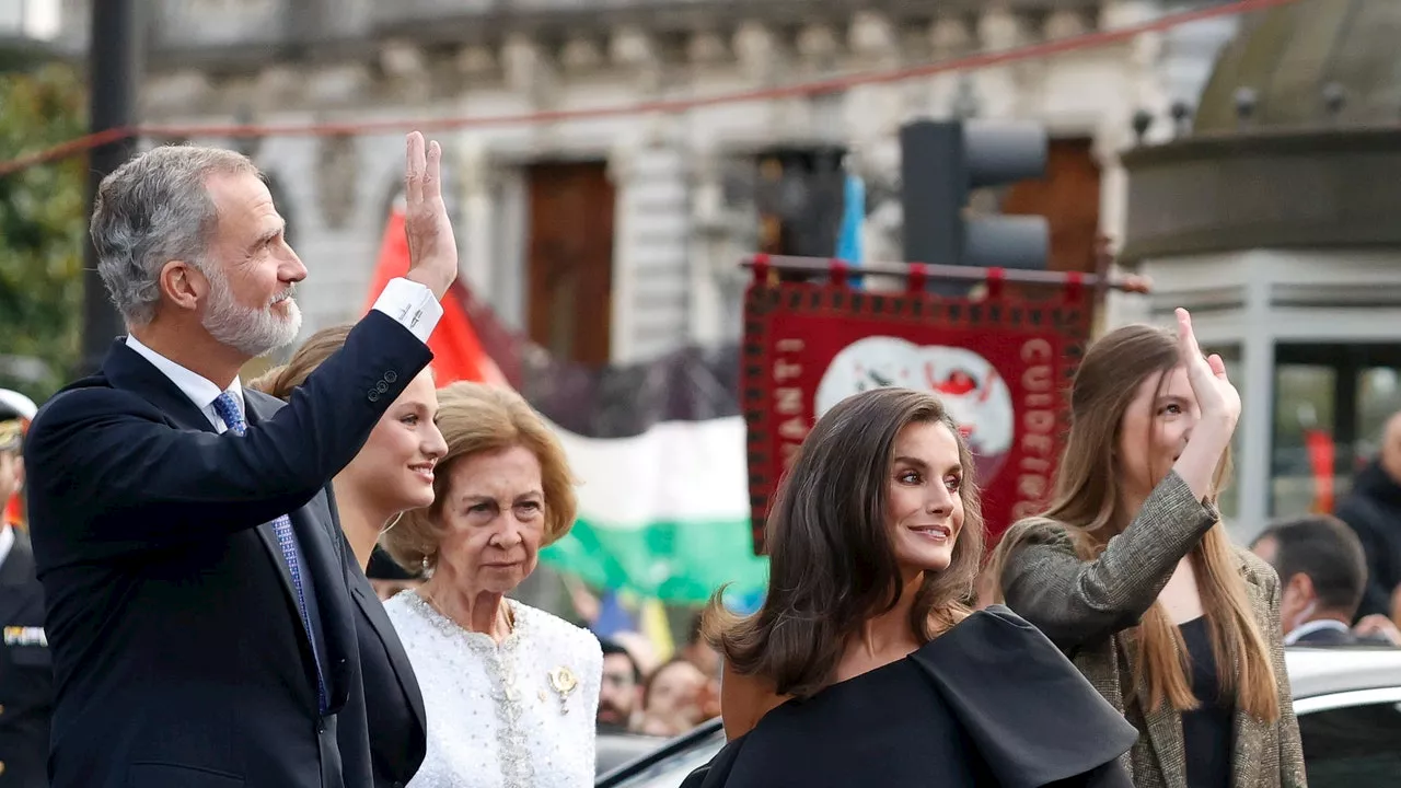 La reina Letizia, muy flamenca y sonriente, sorprende con un impactante vestido de Carolina Herrera en los premios Princesa de Asturias