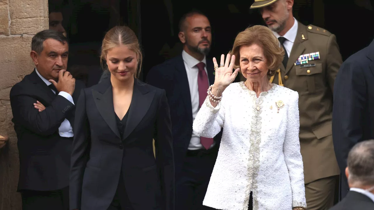 La reina Sofía, muy emocionada ante el aplauso, unánime y en pie, con el que ha sido recibida por el público en los Premios Princesa de Asturias